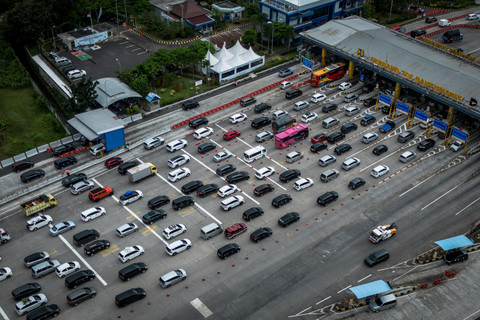Foto udara antrean kendaraan yang didominasi pemilir memasuki Gerbang Tol Banyumanik menuju arah Jakarta di Semarang, Jawa Tengah, Sabtu (28/3/2026).  Foto: Aprillio Akbar/ANTARA FOTO