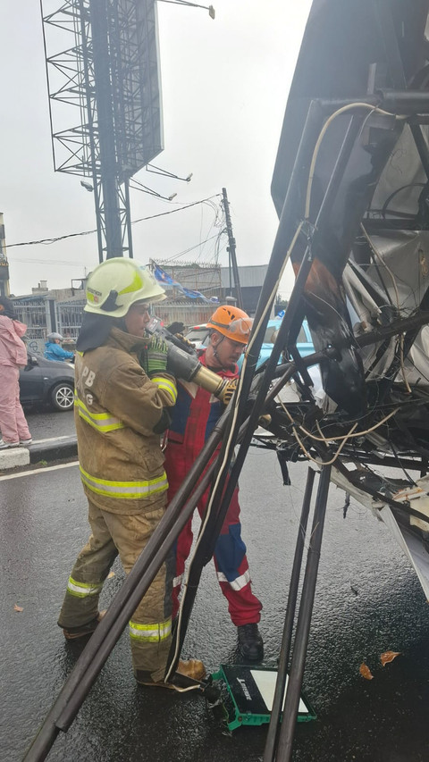 Terjadi hujan disertai angin kencang yang menyebabkan reklame roboh di Jalan Terusan Buah Batu, Batununggal, Kota Bandung pada Sabtu (28/3/2026). Foto: Dok. Diskar Kota Bandung