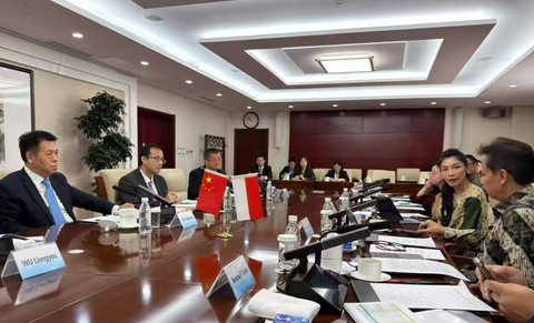 Menkes Budi Gunadi Sadikin menggelar pertemuan bilateral dengan Menkes China di China, Jumat (27/3). Foto: Dok. Kemenkes
