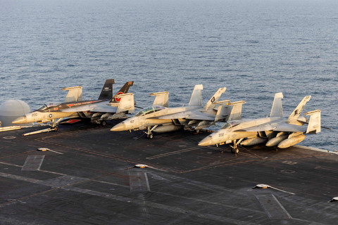 Pesawat Angkatan Laut AS dari Carrier Air Wing 9 bersiaga di dek penerbangan kapal induk kelas Nimitz USS Abraham Lincoln (CVN-72) dalam mendukung Operation Epic Fury dari lokasi yang tidak diungkap (14/3/2026). Foto: US Navy/HO via REUTERS