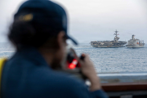 Seorang pelaut Angkatan Laut AS mengamati saat kapal induk kelas Nimitz USS Abraham Lincoln (CVN-72) melakukan pengisian ulang di laut dengan kapal tanker USNS Henry J. Kaiser dalam mendukung Operation Epic Fury (18/3/2026). Foto: US Navy/HO via REUTERS