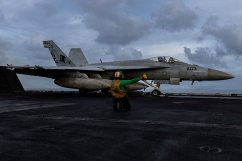 Seorang pelaut Angkatan Laut AS bersiap meluncurkan pesawat tempur F/A-18E Super Hornet dari dek penerbangan kapal induk kelas Nimitz USS Abraham Lincoln (CVN-72) dalam mendukung Operation Epic Fury dari lokasi yang tidak diungkap (22/3/2026). Foto: US Navy/HO via REUTERS