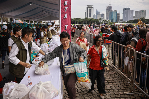 Petugas melayani warga yang mengambil paket sembako pada Pasar Murah untuk Rakyat di kawasan Monas, Jakarta, Sabtu (28/3/2026). Foto: Dhemas Reviyanto/ANTARA FOTO
