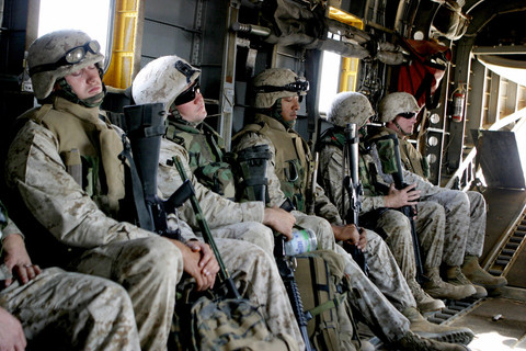 Foto yang dirilis Multi-National Force Iraq memperlihatkan Marinir AS beristirahat sejenak di dalam helikopter CH-53E saat terbang menuju perbatasan Irak-Suriah (7/11/2004). Foto: MNF-I / AFP