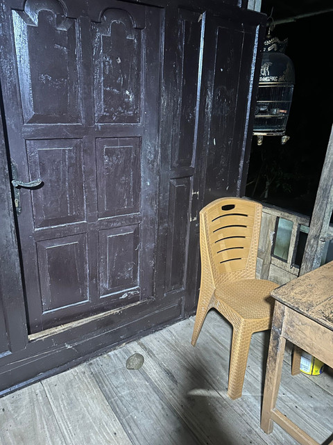 Rumah ibunda Kasat Binmas Polres Bulukumba AKP Rahman Mubin, yang dilempari batu. Foto: Dok. Istimewa