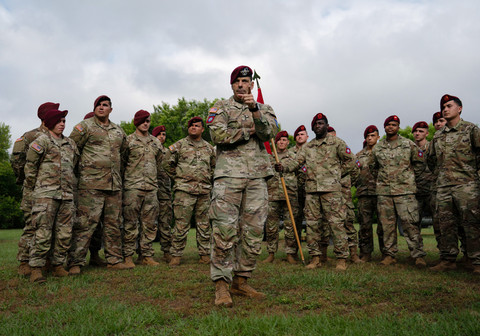 Letjen Angkatan Darat AS Christopher Donahue berbicara kepada anggota Divisi Lintas Udara ke-82 sebelum upacara penggantian nama Fort Bragg menjadi Fort Liberty di dekat Fayetteville (2/6/2023). Foto: ALLISON JOYCE/AFP