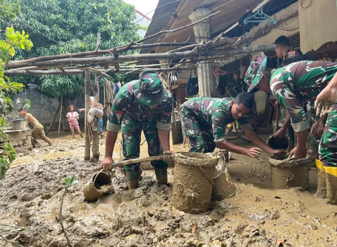 Satgas Percepatan Rehabilitasi dan Rekonstruksi (PRR) pascabencana Sumatera mempercepat pembersihan lumpur serta rehabilitasi lahan sawah yang rusak akibat banjir dan longsor di Aceh, Sumatera Utara, dan Sumatera Barat. Foto: Dok. Satgas PRR