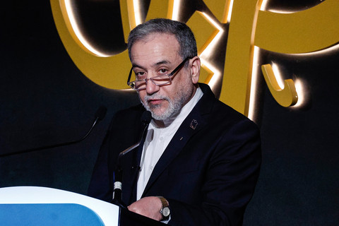 Menteri Luar Negeri Iran Abbas Araghchi berbicara dalam Forum Al Jazeera ke-17 di Doha saat membahas isu geopolitik kawasan dan konflik Timur Tengah (7/2/2026). Foto: Karim Jaafar/AFP