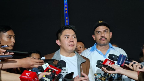 Sekretaris Kabinet Letkol Teddy Indra Wijaya usai meninjau pasar murah di Monas, Jakarta Pusat, Sabtu (28/3). Foto: Zamachsyari/kumparan