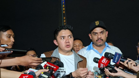 Sekretaris Kabinet Letkol Teddy Indra Wijaya usai meninjau pasar murah di Monas, Jakarta Pusat, Sabtu (28/3). Foto: Zamachsyari/kumparan