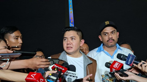 Sekretaris Kabinet Letkol Teddy Indra Wijaya usai meninjau pasar murah di Monas, Jakarta Pusat, Sabtu (28/3). Foto: Zamachsyari/kumparan