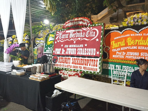 Ratusan karangan bunga berjejer di rumah duka Eks Menhan Juwono, Pondok Indah, Jakarta Selatan, Sabtu (28/3). Foto: Nauval Pratama/kumparan