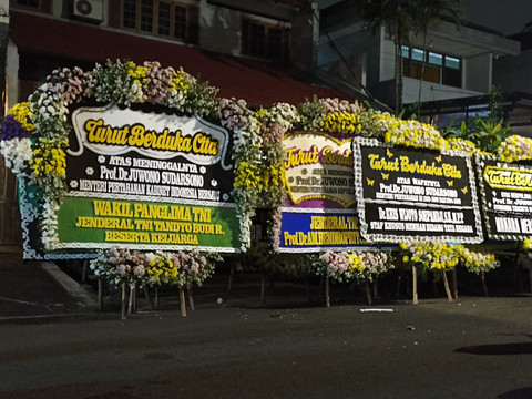 Ratusan karangan bunga berjejer di rumah duka Eks Menhan Juwono, Pondok Indah, Jakarta Selatan, Sabtu (28/3). Foto: Nauval Pratama/kumparan