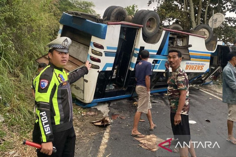 Satu unit bus mengalami kecelakaan tunggal di Kabupaten OKU Selatan, Sumsel, Sabtu (28/3/2026). Foto:  ANTARA/HO/Polres OKU Selatan