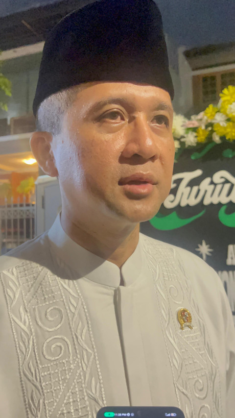Menteri Transmigrasi Muhammad Iftitah Sulaiman Suryanagara di rumah duka Eks Menhan Juwono, Sabtu (28/3/2026) malam. Foto: Nauval Pratama/kumparan