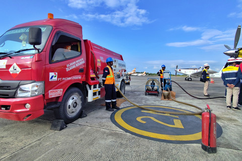 Proses pengiriman BBM ke daerah 3T dengan Air Tractor di Bandara Juwata, Tarakan, Kalimantan Utara, Sabtu (28/3/2026). Foto: Argya D Maheswara/kumparan