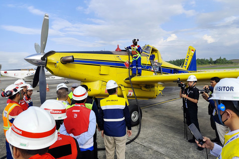 Proses pengiriman BBM ke daerah 3T dengan Air Tractor di Bandara Juwata, Tarakan, Kalimantan Utara, Sabtu (28/3/2026). Foto: Argya D Maheswara/kumparan
