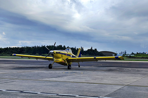 Proses pengiriman BBM ke daerah 3T dengan Air Tractor di Bandara Juwata, Tarakan, Kalimantan Utara, Sabtu (28/3/2026). Foto: Argya D Maheswara/kumparan