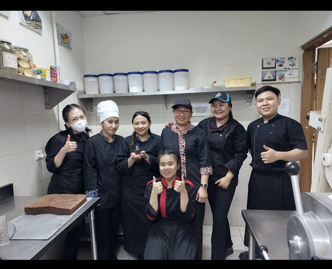 Dokumentasi Pribadi. Peningkatan Kompetensi Guru dalam Program Magang Guru di Peninsula Hotel Manado.