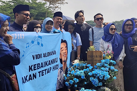 Orang tua Vidi Aldiano, Harry Kiss dan Besbarini, saat ditemui di makam Vidi Aldiano di TPU Tanah Kusir, Jakarta Selatan, Minggu (29/3/2026). Foto: Salsha Okta Fairuz/kumparan