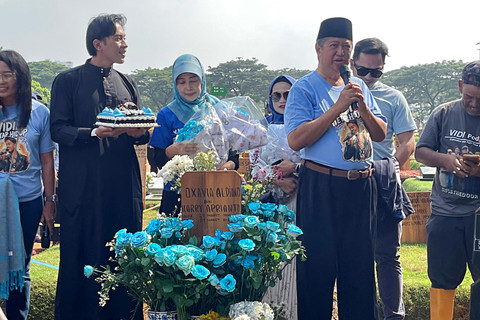 Orang tua Vidi Aldiano, Harry Kiss dan Besbarini, saat ditemui di makam Vidi Aldiano di TPU Tanah Kusir, Jakarta Selatan, Minggu (29/3/2026). Foto: Salsha Okta Fairuz/kumparan