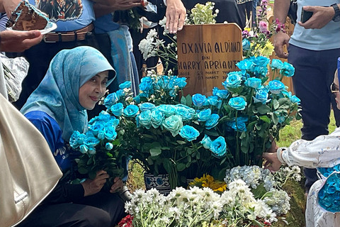 Besbarini, Ibunda Vidi Aldiano, saat ditemui di makam Vidi Aldiano di TPU Tanah Kusir, Jakarta Selatan, Minggu (29/3/2026). Foto: Salsha Okta Fairuz/kumparan
