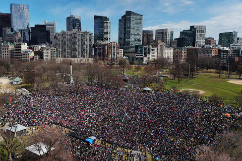 Demonstran menggelar aksi protes "No Kings"menentang kebijakan pemerintahan Presiden AS Donald Trump di Boston, Massachusetts, AS, Sabtu (28/3/2026). Foto: Brian Snyder/REUTERS