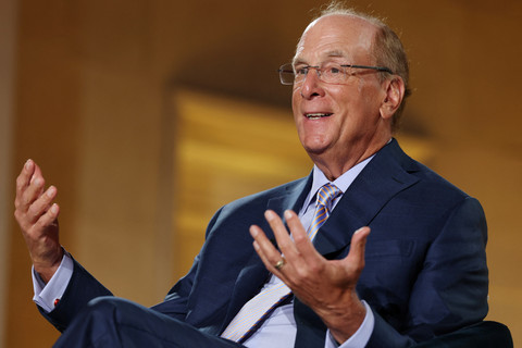 CEO BlackRock Larry Fink berbicara selama panel di BlackRock Infrastructure Summit di Washington, DC, AS,  pada 11 Maret 2026. Foto: Anna Moneymaker/Getty Images/AFP