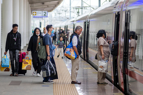 Sejumlah penumpang menaiki kereta cepat Whoosh di peron Stasiun Padalarang, Kabupaten Bandung Barat, Jawa Barat, Minggu (29/3/2026). Foto: Abdan Syakura/ANTARA FOTO