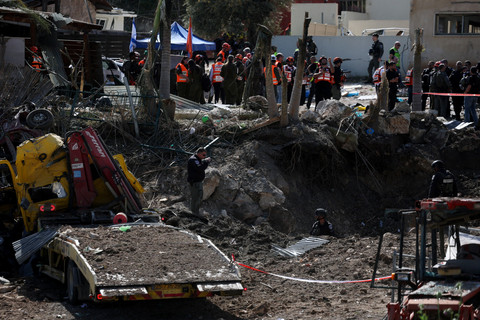 Personel keamanan dan penyelamatan berjaga di lokasi dampak serangan rudal Iran di Israel tengah, Sabtu (28/3/2026). Foto: Ammar Awad/REUTERS