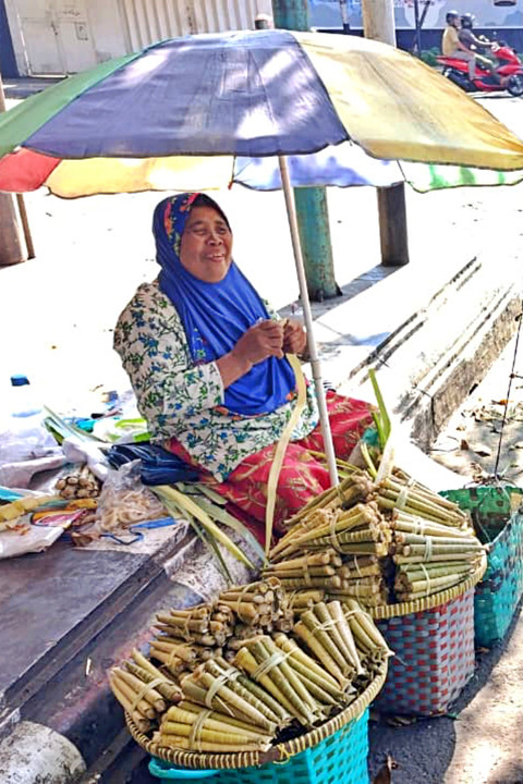 Sulasih berjualan dumbeg di sekitar Alun-alun Pati, Kabupaten Pati, Jawa Tengah pada Minggu (29/3/2026). Foto: Vega Maarijil Ula/kumparan