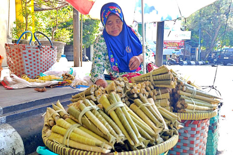 Sulasih berjualan dumbeg di sekitar Alun-alun Pati, Kabupaten Pati, Jawa Tengah pada Minggu (29/3/2026). Foto: Vega Maarijil Ula/kumparan
