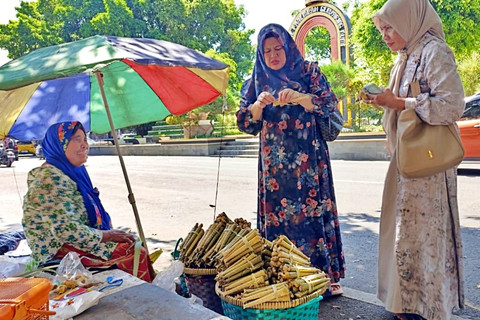 Sulasih berjualan dumbeg di sekitar Alun-alun Pati, Kabupaten Pati, Jawa Tengah pada Minggu (29/3/2026). Foto: Vega Maarijil Ula/kumparan