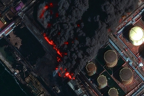 Citra satelit menunjukkan asap yang mengepul dari pelabuhan Baltik Rusia, Ust-Luga, setelah serangan Ukraina di Ust-Luga, Oblast Leningrad, Rusia, Jumat (27/3/2026). Foto: Vantor/HO via REUTERS