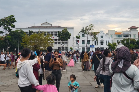 Sejumlah wisatawan menikmati suasana kawasan Kota Tua di Jakarta, Minggu (29/3/2026). Foto: Jeni Ritanti/kumparan