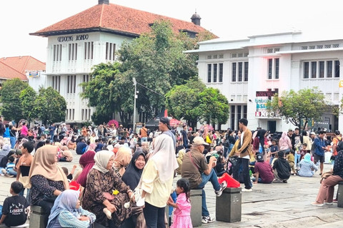 Sejumlah wisatawan menikmati suasana kawasan Kota Tua di Jakarta, Minggu (29/3/2026). Foto: Jeni Ritanti/kumparan