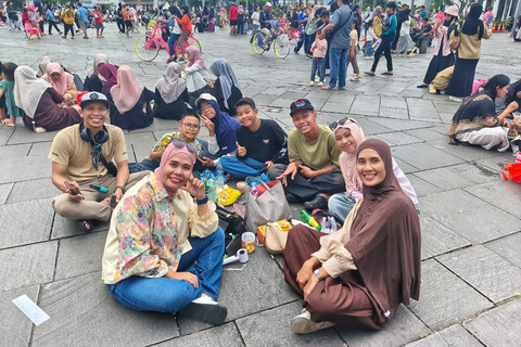 Sejumlah wisatawan menikmati suasana kawasan Kota Tua di Jakarta, Minggu (29/3/2026). Foto: Jeni Ritanti/kumparan