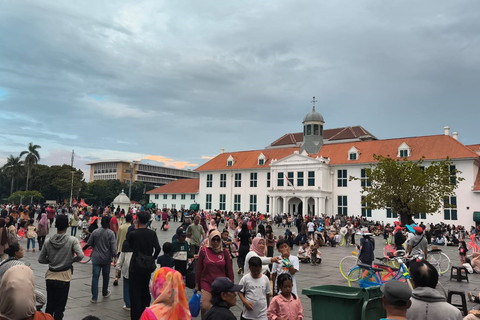Sejumlah wisatawan menikmati suasana kawasan Kota Tua di Jakarta, Minggu (29/3/2026). Foto: Jeni Ritanti/kumparan