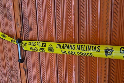 Polda Metro Jaya melakukan olah TKP lokasi penemuan mayat pegawai dalam freezer di Perumahan Mega Regency, Desa Sukaragam, Kecamatan Serang Baru, Kabupaten Bekasi, Minggu (29/3/2026). Foto: kumparan