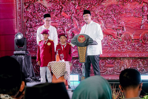 Menteri Sosial Saifullah Yusuf atau Gus Ipul saat memberikan arahan terkait pemutakhiran data tunggal dan Sekolah Rakyat di Pendopo Manggala Praja Nugraha Kabupaten Trenggalek, Jawa Timur, Minggu (29/3/2026).   Foto: Kemensos RI