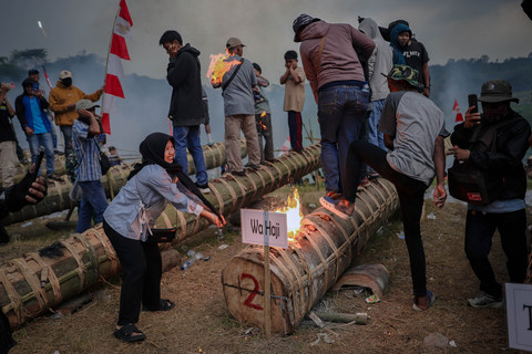 Sejumlah peserta menyalakan Kuluwung (meriam karbit) di Kecamatan Sukamakmur, Kabupaten Bogor, Minggu (29/3/2026). Foto: Jamal Ramadhan/kumparan