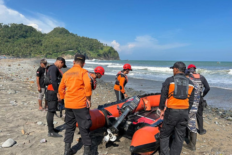 Tim SAR mencari wisatawan yang hilang akibat terseret ombak di Pantai Watu Bale, Kabupaten Kebumen, Jawa Tengah, Minggu (29/3/2026). Foto: Dok. Istimewa