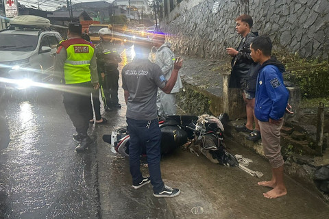 Pemotor hilang diduga terseret luapan air drainase di Jalan Raya Puncak, Cipanas, Cianjur, Minggu (29/3/2026). Foto: Dok. Istimewa