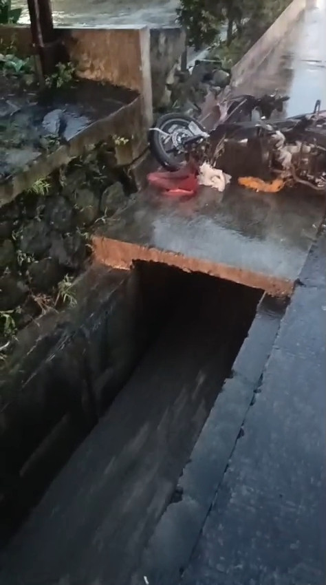 Pemotor hilang diduga terseret luapan air drainase di Jalan Raya Puncak, Cipanas, Cianjur. Dok. Istimewa