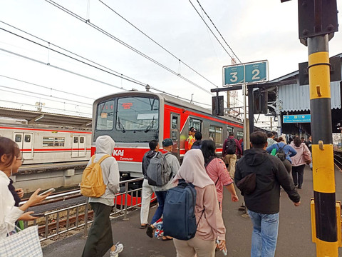 Suasana penumpang di Stasiun Bogor, Jawa Barat, di hari pertama bekerja usai libur Lebaran, Senin (30/3/2026). Foto: Nauval Pratama/kumparan