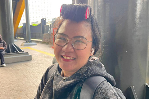 Tata (28), warga yang bekerja di Kebayoran Lama saat ditemui di dekat Halte Transjakarta Cawang, Jakarta Timur, Senin (30/3/2026). Foto: Nasywa Athifah/kumparan