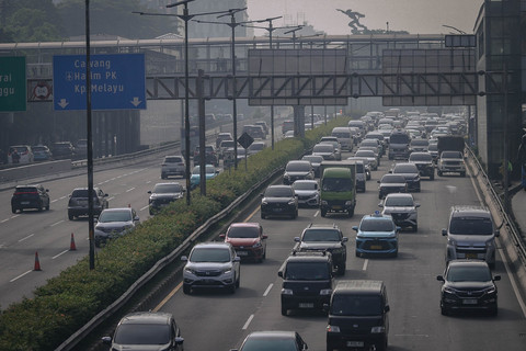 Kepadatan terjadi di ruas Tol Dalam Kota, Jalan Gatot Subroto, Jakarta, pada hari pertama masuk kerja, Senin (30/3/2026). Foto: Jamal Ramadhan/kumparan
