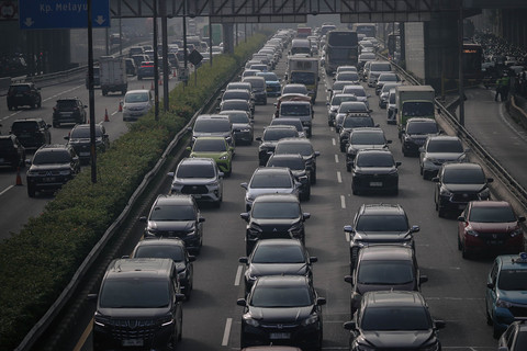 Kepadatan terjadi di ruas Tol Dalam Kota, Jalan Gatot Subroto, Jakarta, pada hari pertama masuk kerja, Senin (30/3/2026). Foto: Jamal Ramadhan/kumparan