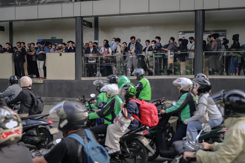 Para pekerja tampak keluar dari Stasiun LRT BJB Pancoran, Jakarta, Senin (30/3/2026). Foto: Jamal Ramadhan/kumparan