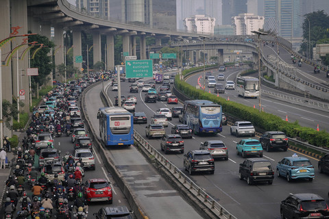 Kepadatan lalu lintas di ruas Jalan Gatot Subroto, Jakarta, Senin (30/3/2026). Foto: Jamal Ramadhan/kumparan